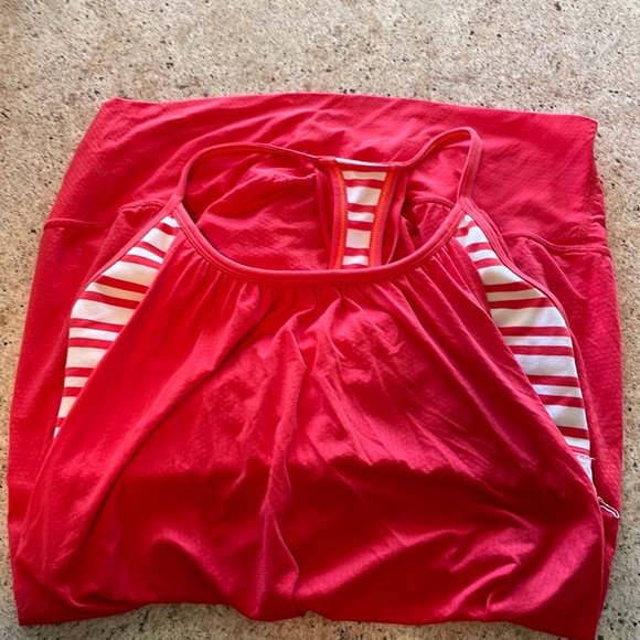 Lulu tank with built in bra. No size.  Most likely 6 - Picture 1 of 2